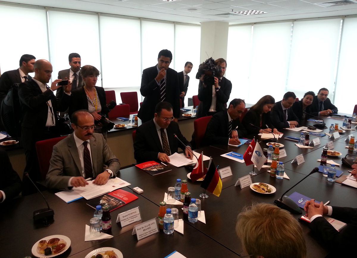 Başbakan Yardımcısı Bozdağ, Bremen Eyalet Başbakanı Böhrnsen\'i Kabul Etti