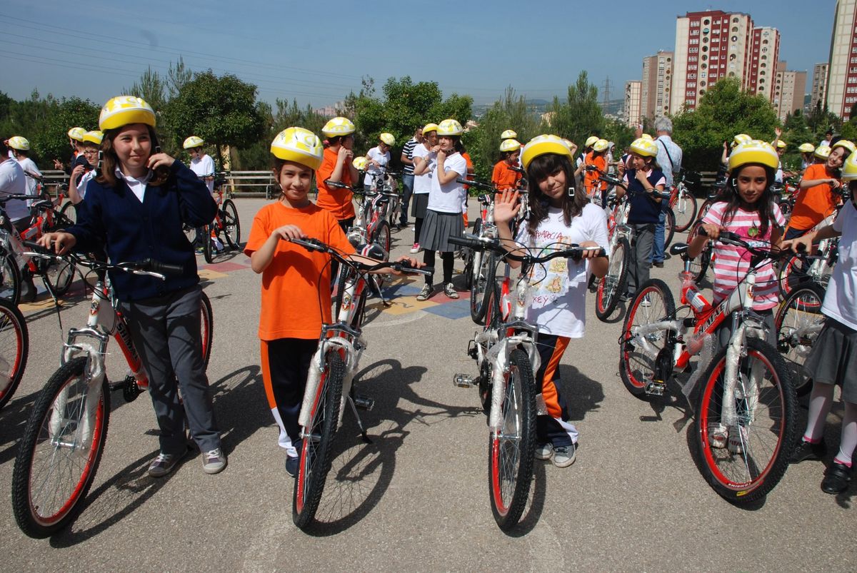 Öğrencilere Kasksız Bisiklet Kullanmayın Uyarısı
