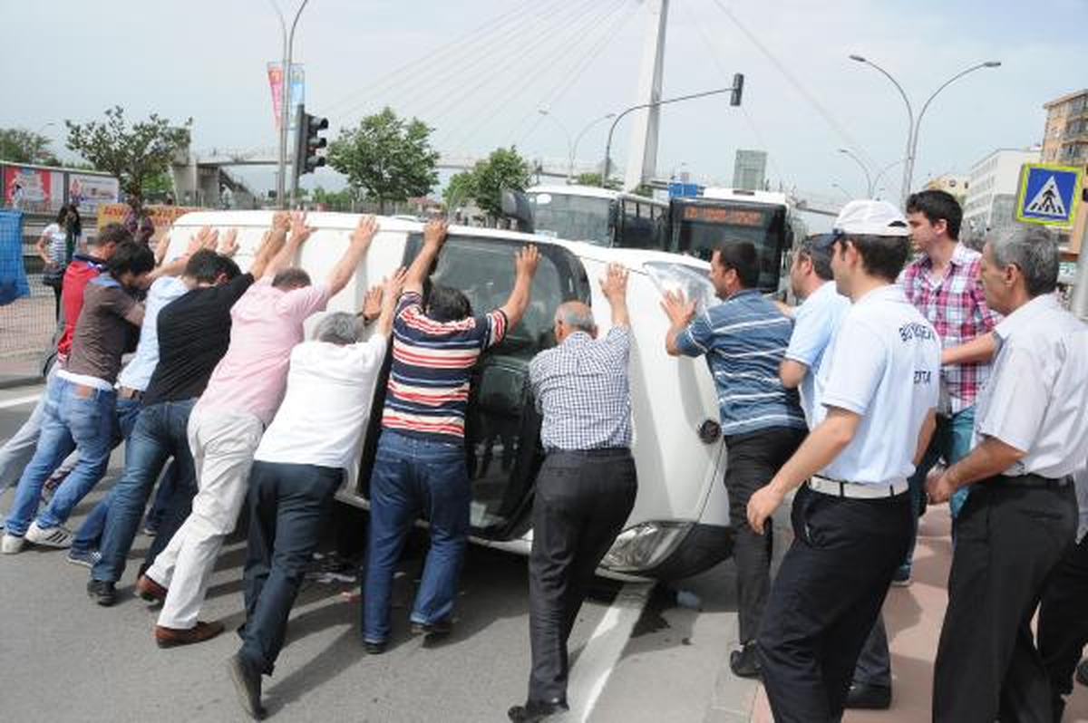 Takla Atan Araçtan Burnu Bile Kanamadan Çıktı