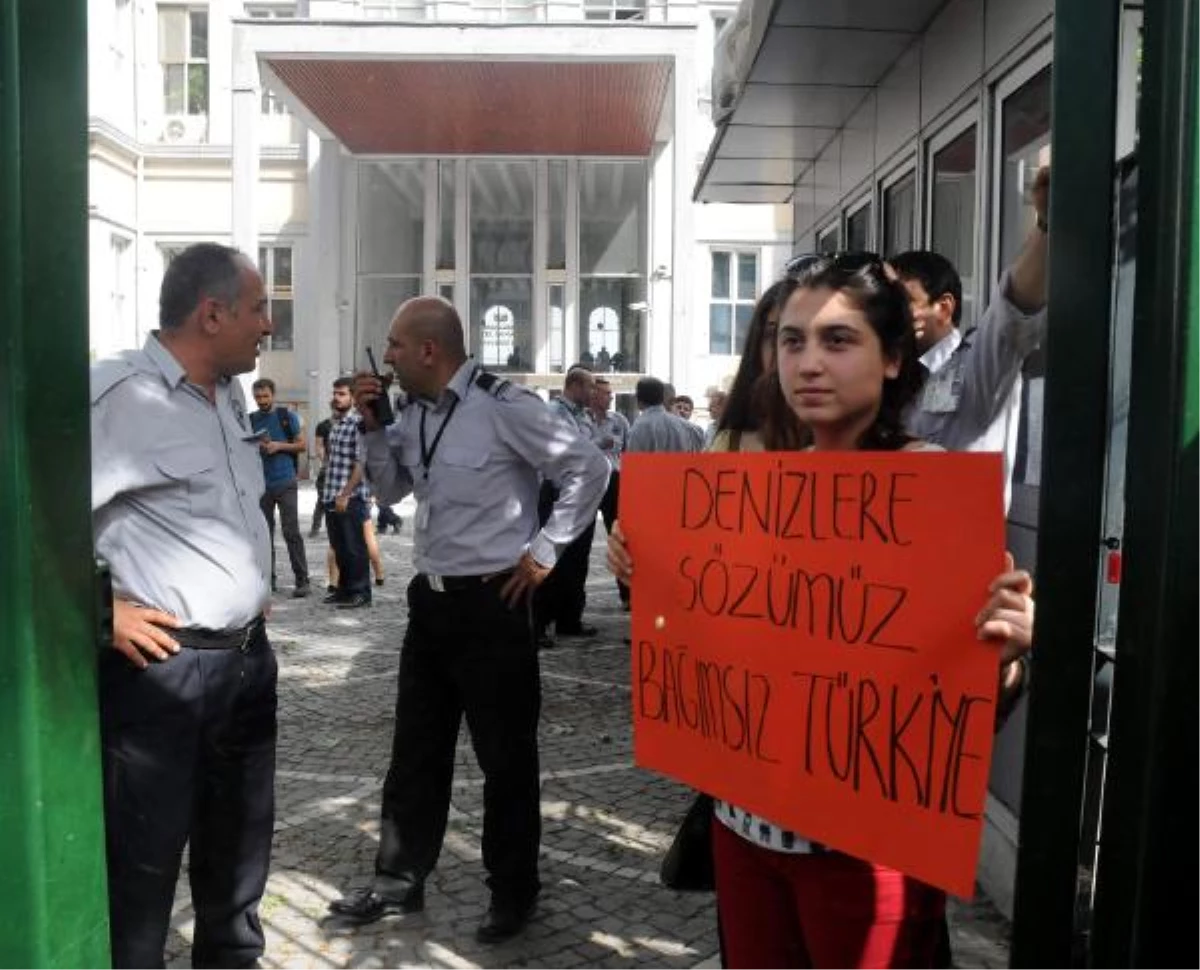 Deniz Gezmiş Heykeli Yeniden Mimar Sinan Üniversitesi\'nde