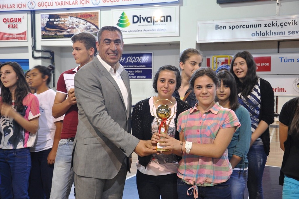 Düzce'de Voleybol Yerel Ligi Kupaları Verildi