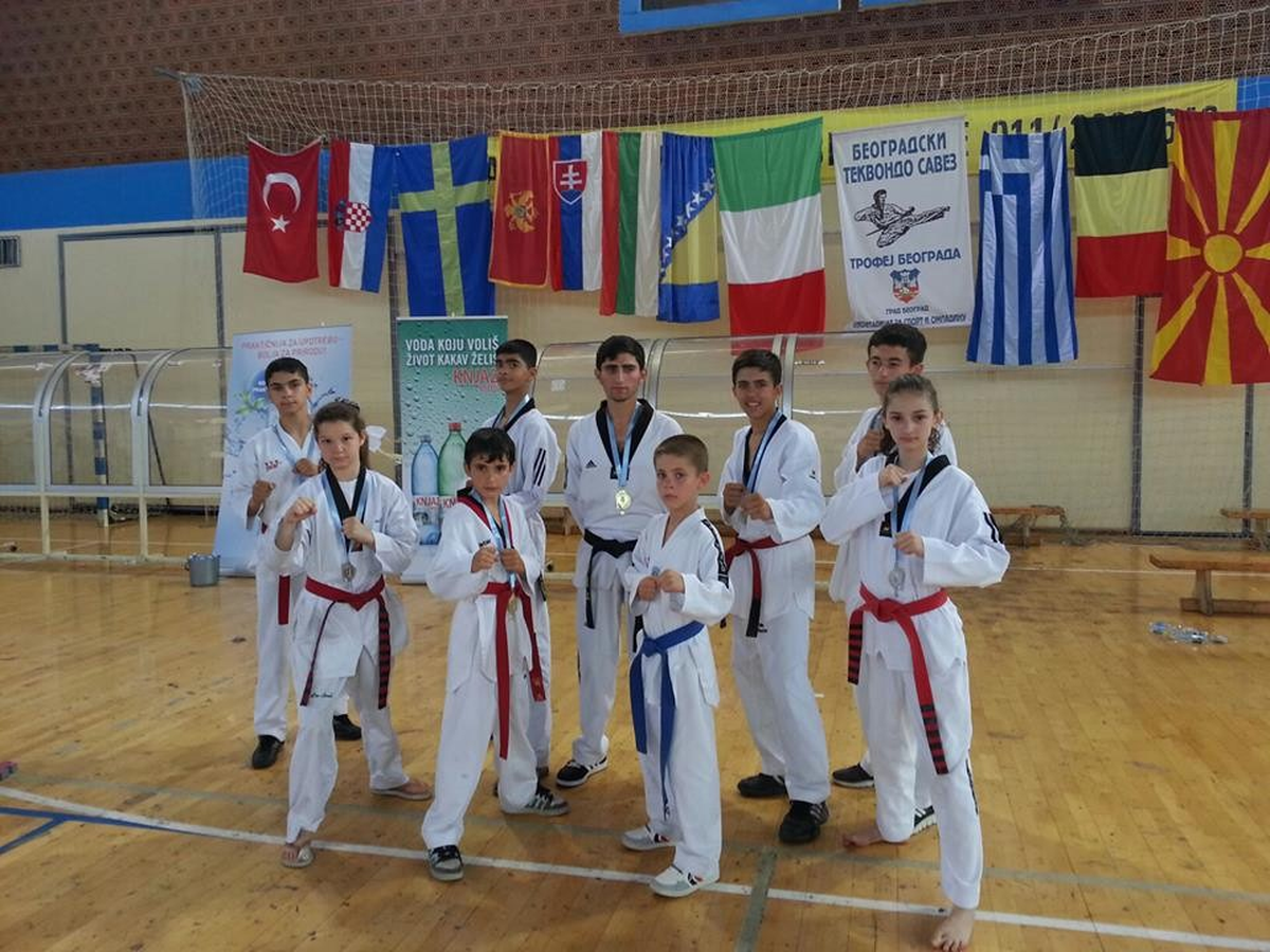 Edirne Belediyesi Tekvando Takımı Sırbistan\'dan Madalyalarla Döndü