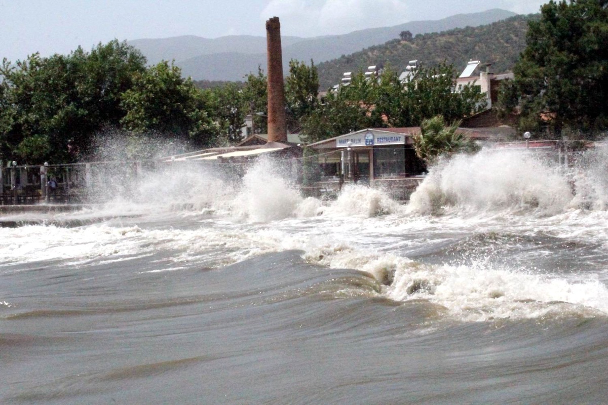 Edremit Körfezi'nde Lodos Hayatı Felç Etti