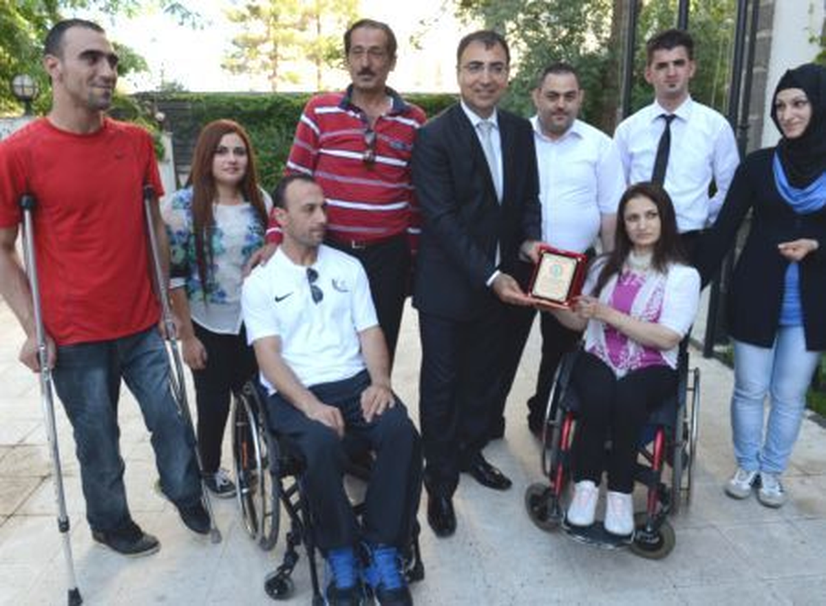 Engellilerden Vali Toprak\'a Plaket