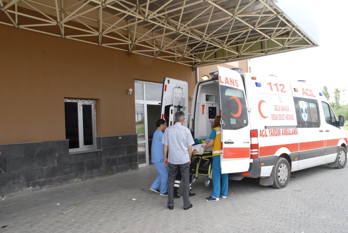 Ergani\'de Yolcu Minibüsü Takla Attı: 20 Yaralı