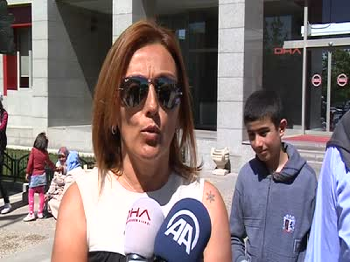 Kar Tanesi Anne Nemutlu\'nun Omzuna Kondu