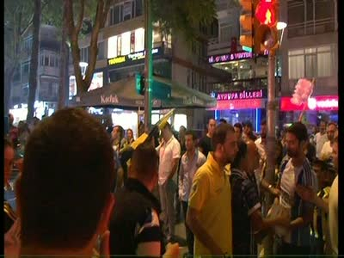 Fenerbahçeli Taraftarlar Kupa Coşkusunu Bağdat Caddesi\'nde Kutladı3 Fenerbahçeli Taraftarlar,...