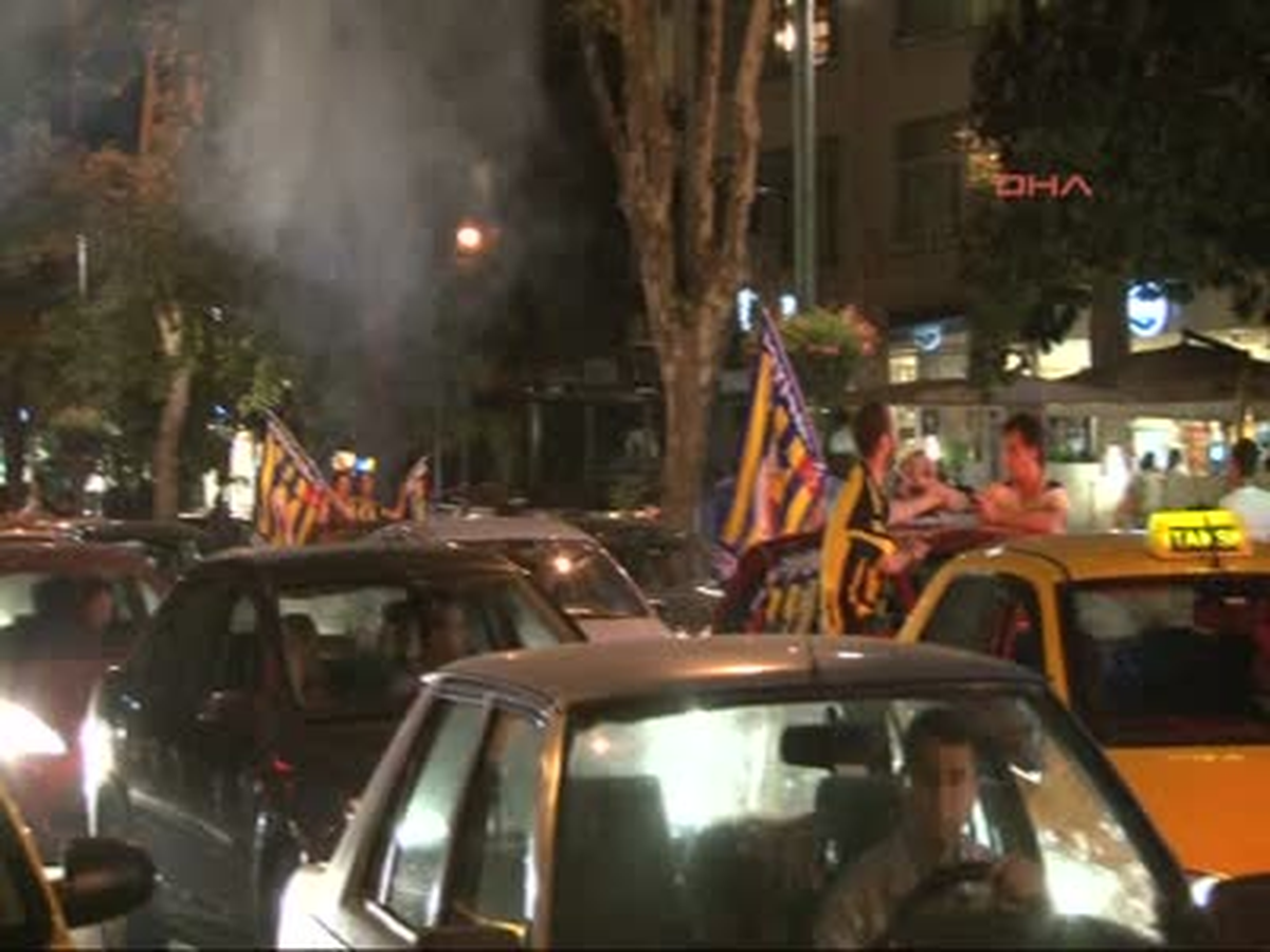 Fenerbahçeli Taraftarlar Kupa Coşkusunu Bağdat Caddesi\'nde Kutladı Kamera.