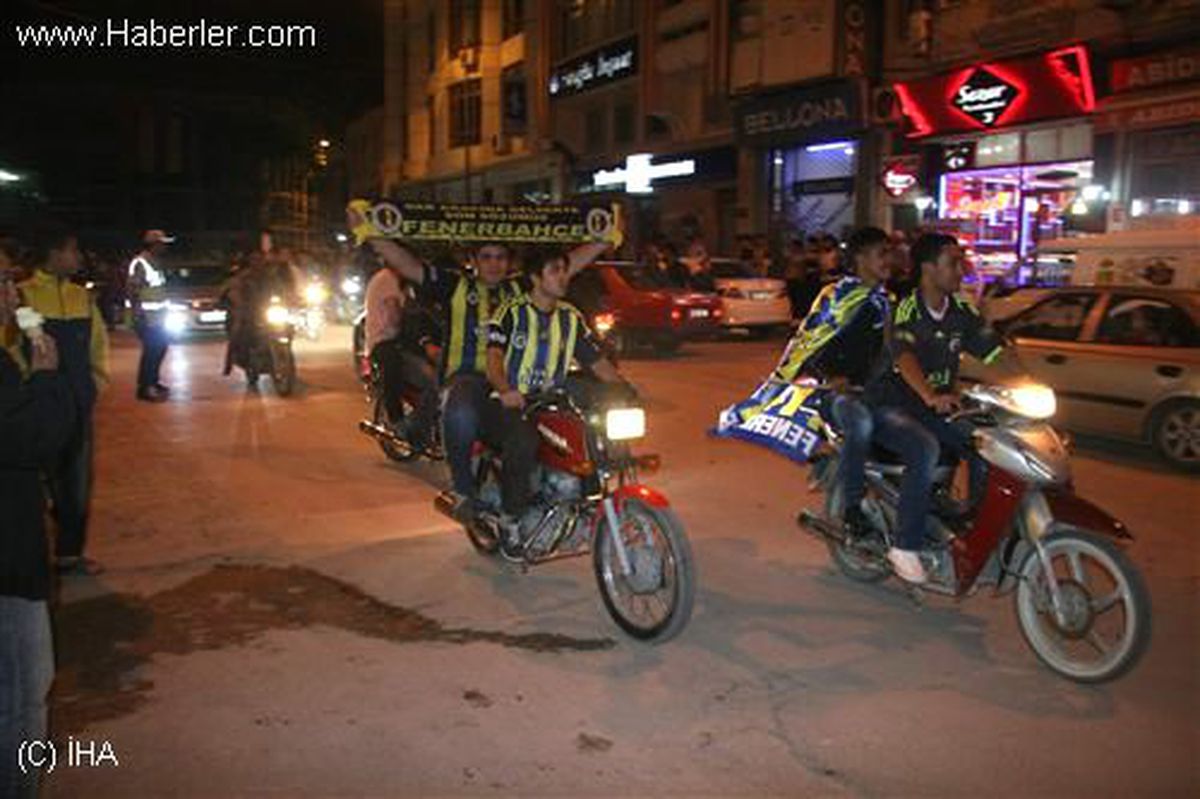Fenerbahçeliler, Sokağa Döküldü
