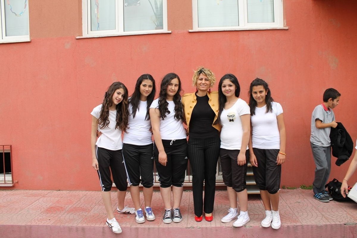 Gazi Ortaokulu'nda Halkoyunları ve Step Gösterisi