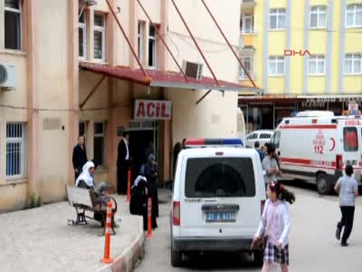 Otomobil Öğrencilere Çarptı 2 Yaralı
