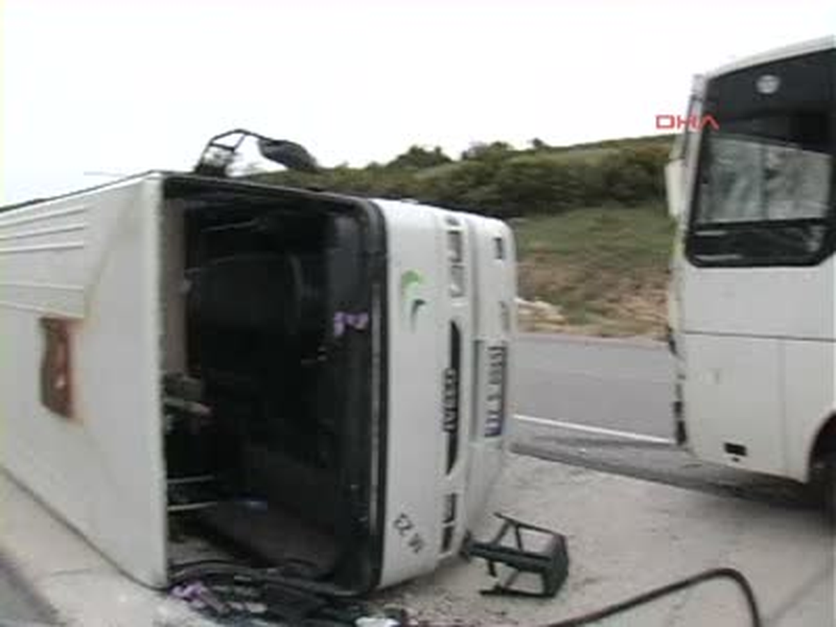 Isparta Öğrenci Taşıyan Midibüs Devrildi 23 Yaralı Öğrenci Taşıyan Midibüs Devrildi 23 Yaralı...