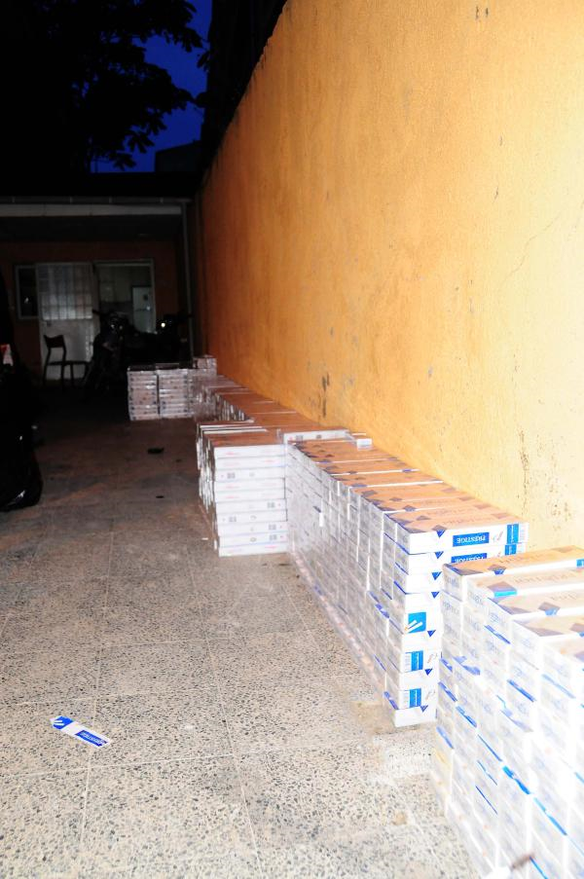 İzmir\'de 40 Bin Paket Kaçak Sigara Ele Geçirildi