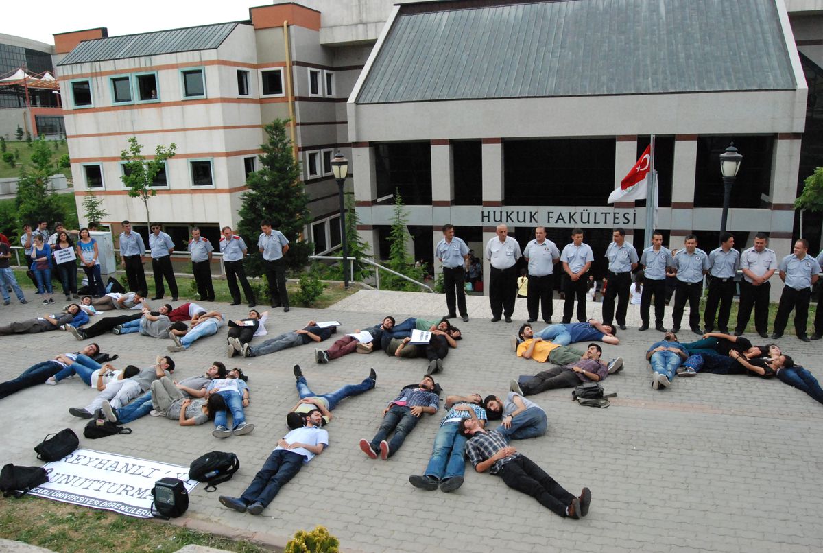 Kocaeli Üniversitesi Öğrencileri Bedenleriyle, \'Savaşa Hayır\' Yazdılar