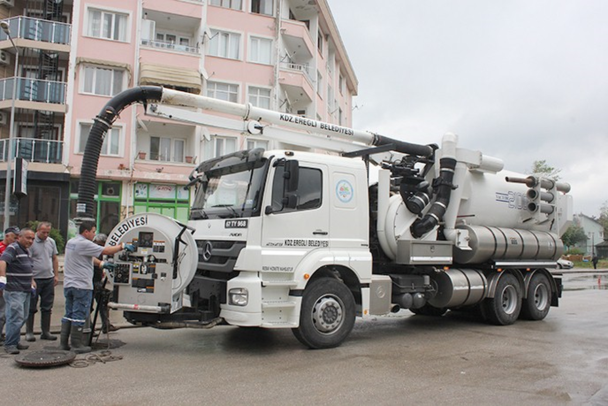 Komşu Belediyeye Vidanjör Desteği