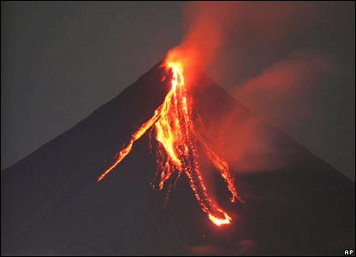 Kosta Rika\'da Turrialba Yanardağı Kül ve Duman Püskürtüyor