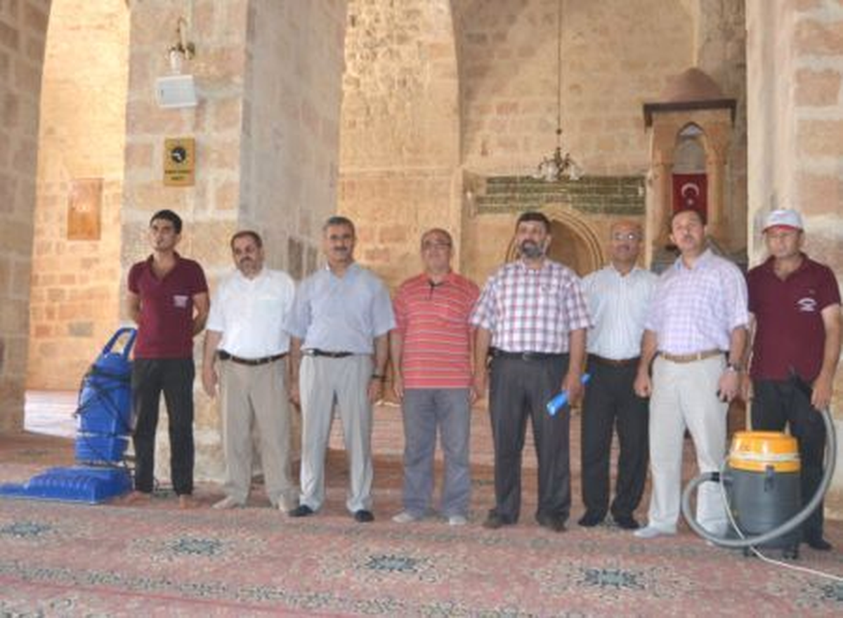 Kozan Belediyesi'nden Camilerde Temizlik Çalışması