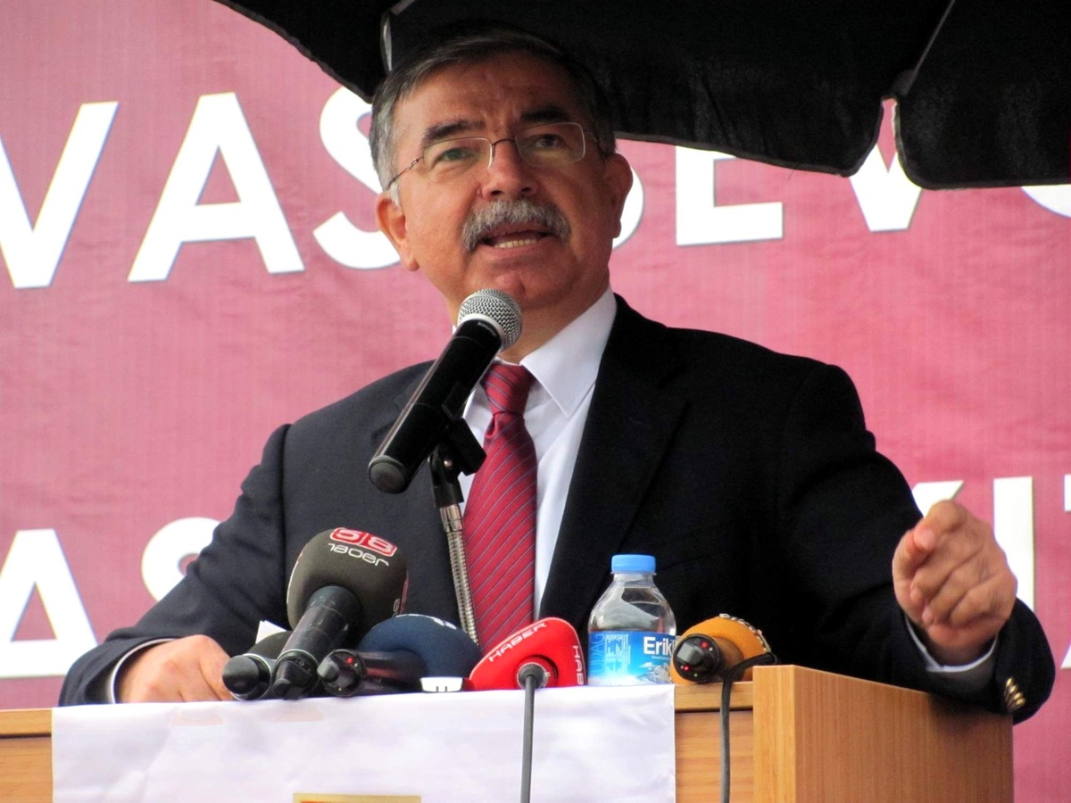 Milli Savunma Bakanı Yılmaz, İzmir\'de "İnanıyoruz ve Söylüyoruz Ki Farklılıklarımız Tehdit...