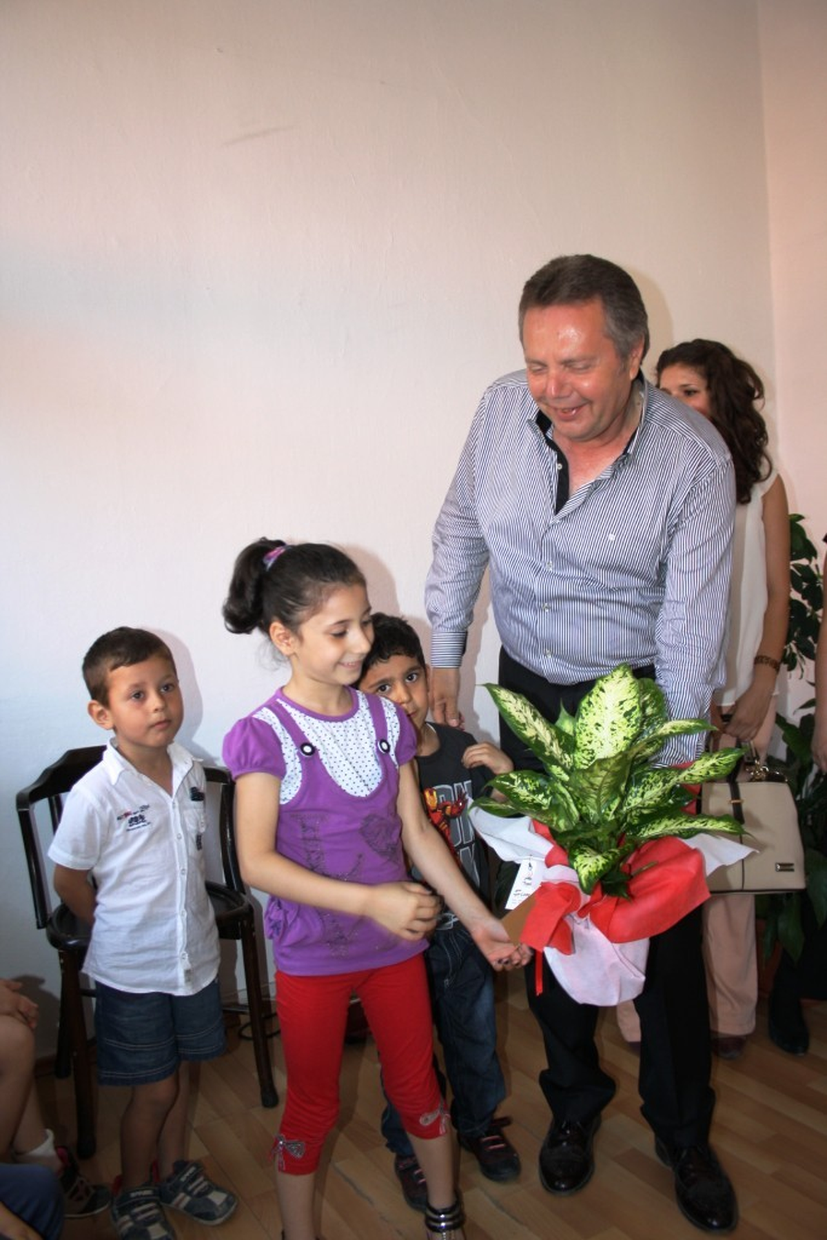 Minik Öğrencilerden Başkan Türközen\'e Çiçekli Jest