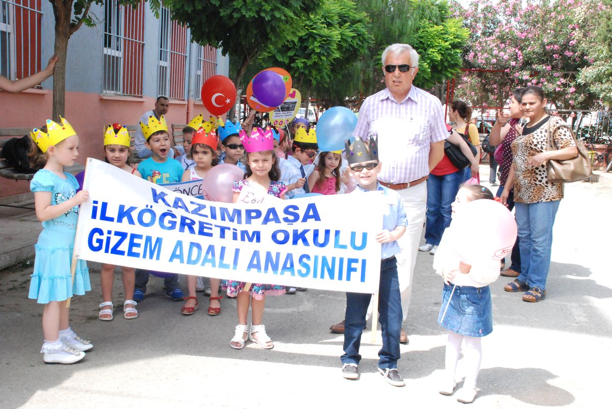 Minik Öğrencilerden Pankartlı Yürüyüş