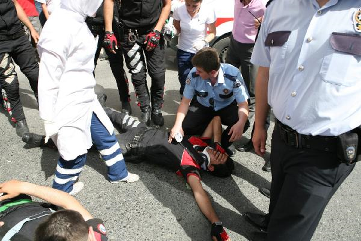 Motosiklet Altlarından Uçtu