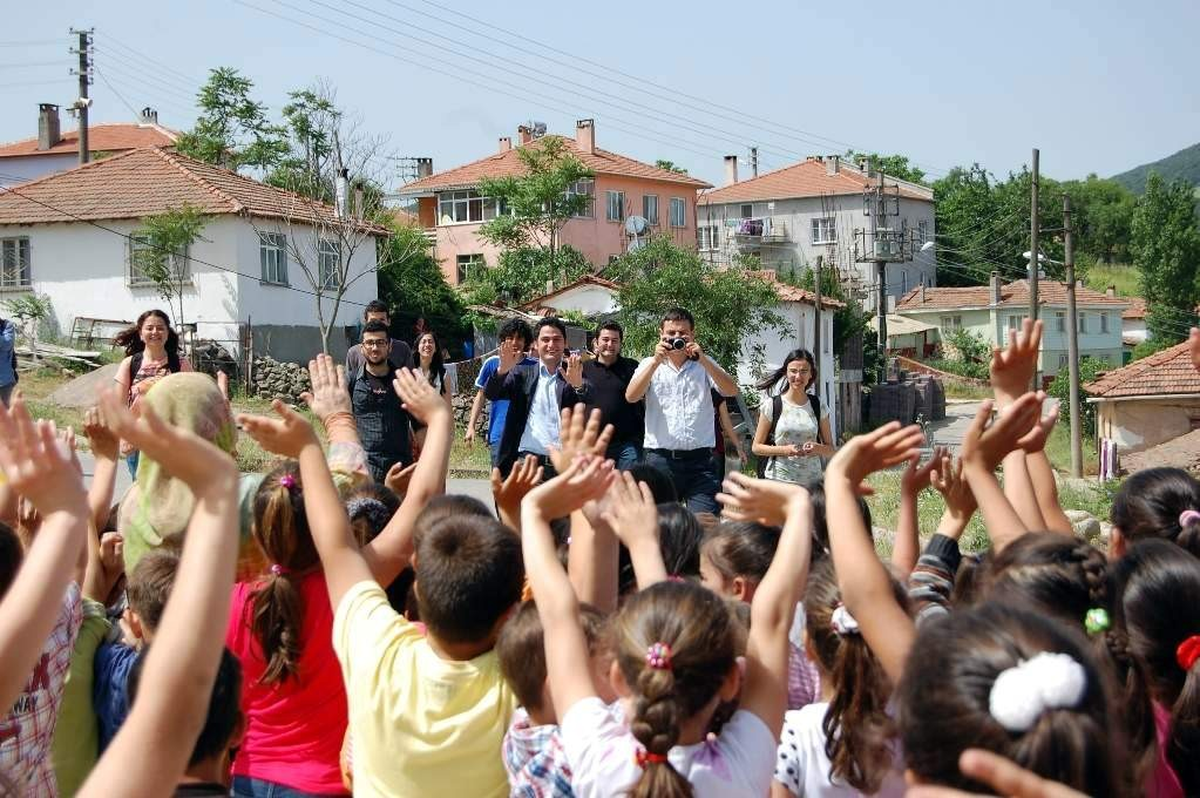 ODTÜ'lü Öğrenciler Balya'daki Bir İlokula Kütüphane ve Bilgisayar Sınıfı Kazandırdı