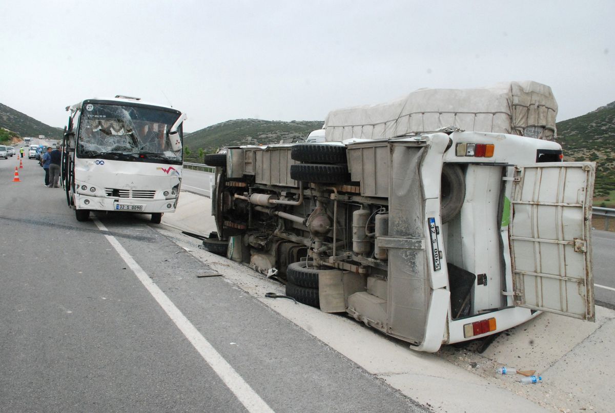 Öğrencileri Taşıyan Midibüs Devrildi: 23 Yaralı