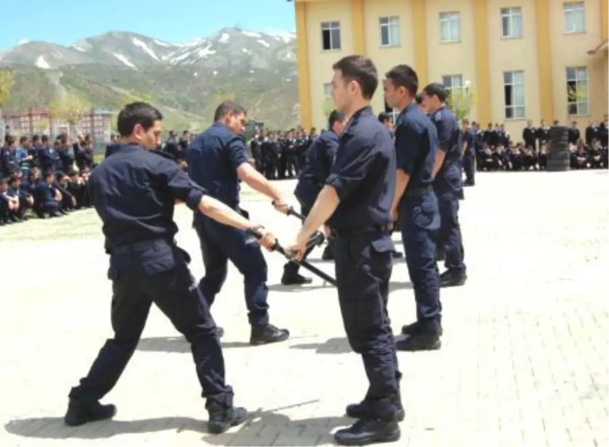 Polis Adayları, Filipin Savunma Sanatı Öğreniyor