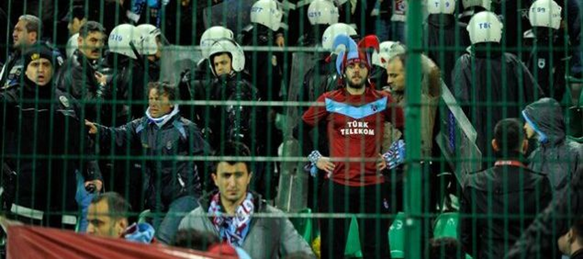 Polis ve Trabzonsporlu Taraftarlar Birbirine Girdi