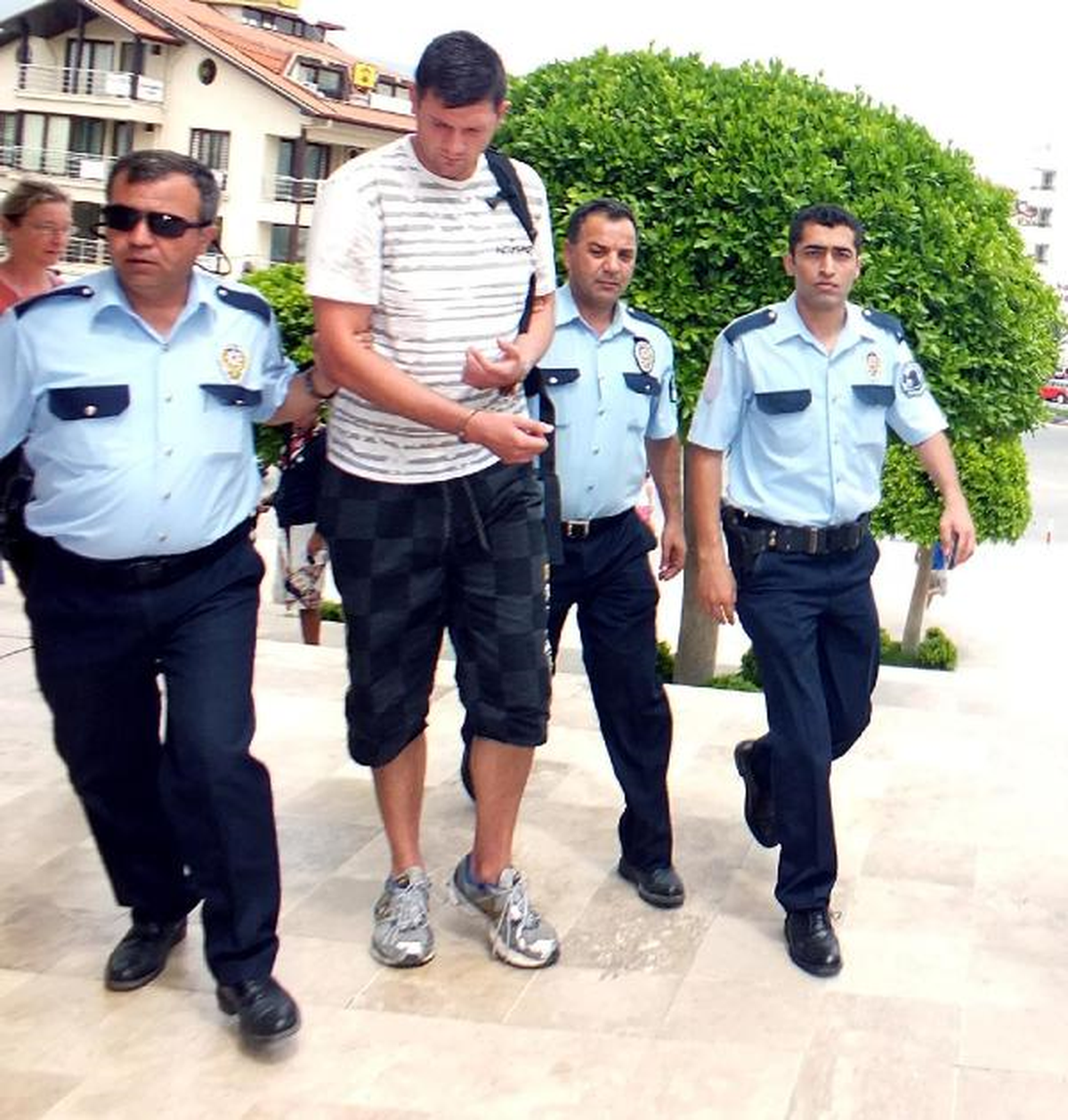 Taksiciyi Döven İngiliz Turist Adli Kontrolle Serbest