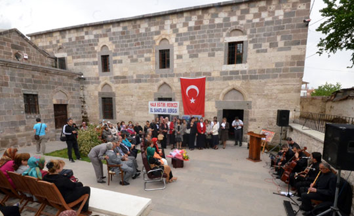 Tarihi Kilise Sanatın Hizmetinde