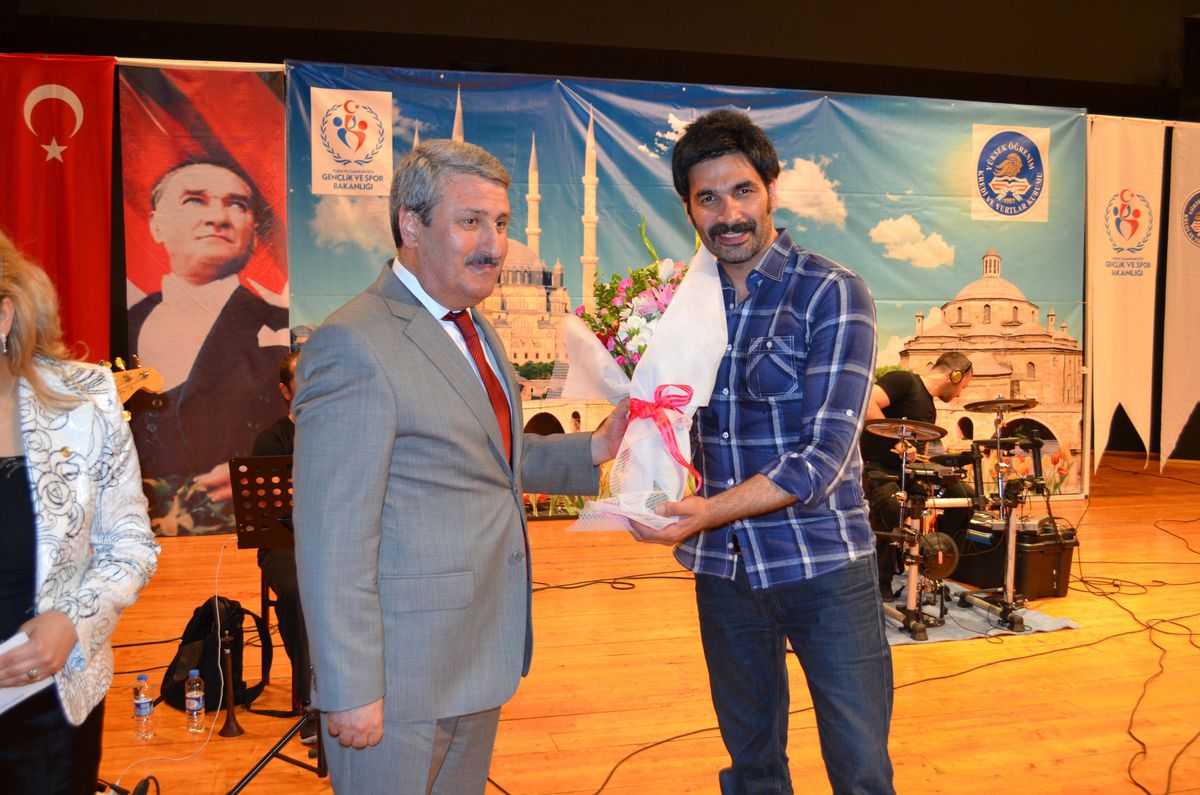Uğur Işılak\'tan Gençlik Konseri