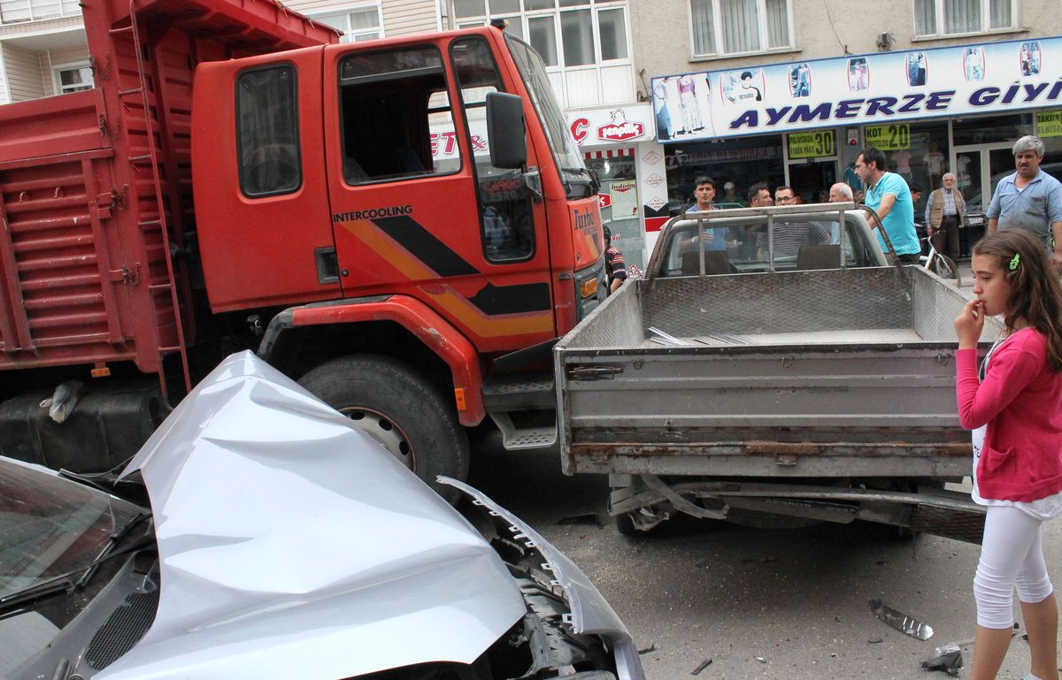 Uyuyan Sürücü 5 Araca Çarptı