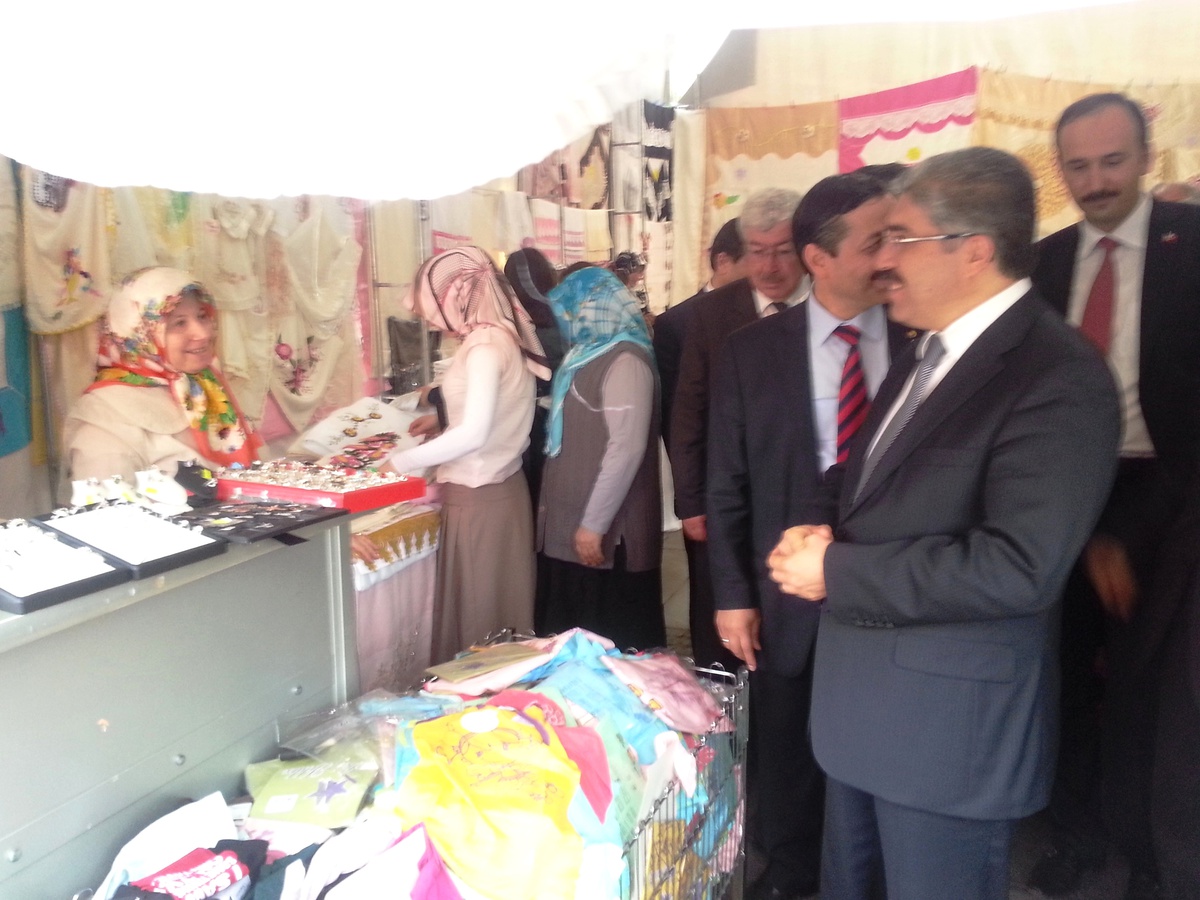Vali Çınar Hayır Çarşısını Ziyaret Etti