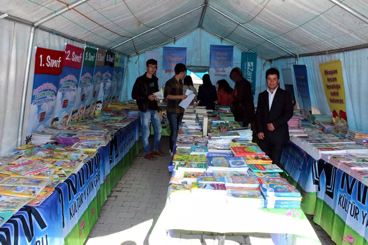 Yıldızeli'nde Kitap Fuarı Açıldı