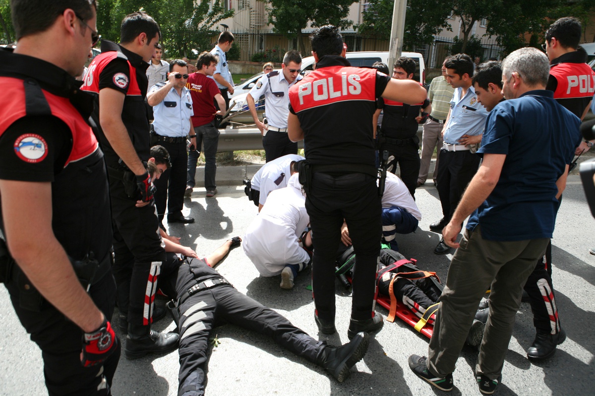 Yola Dökülen Yağ, Motorize Polislere Kaza Yaptırdı