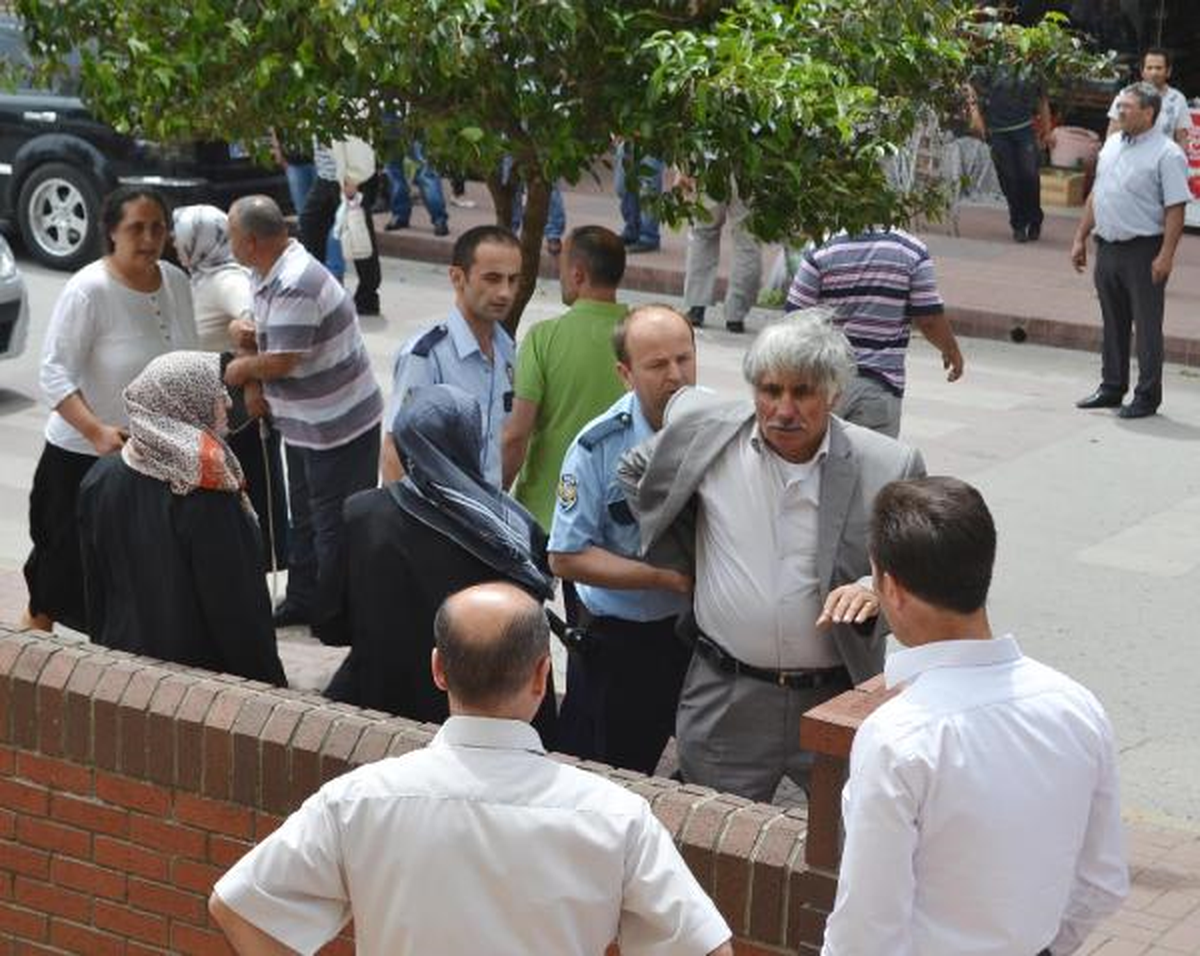 Adliye Önündeki Kavgayı Polis Güçlekle Ayırdı