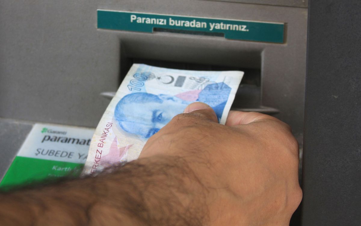 Atm\'de Unutulan Karttan Para Çeken Zanlı Yakalandı