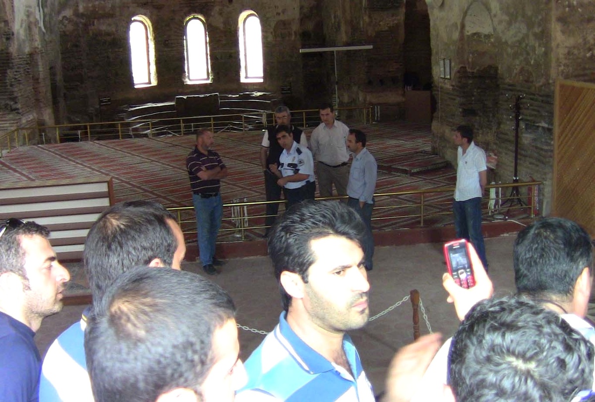 Ayasofya Camii\'nde Fotoğraf Çekme Krizi
