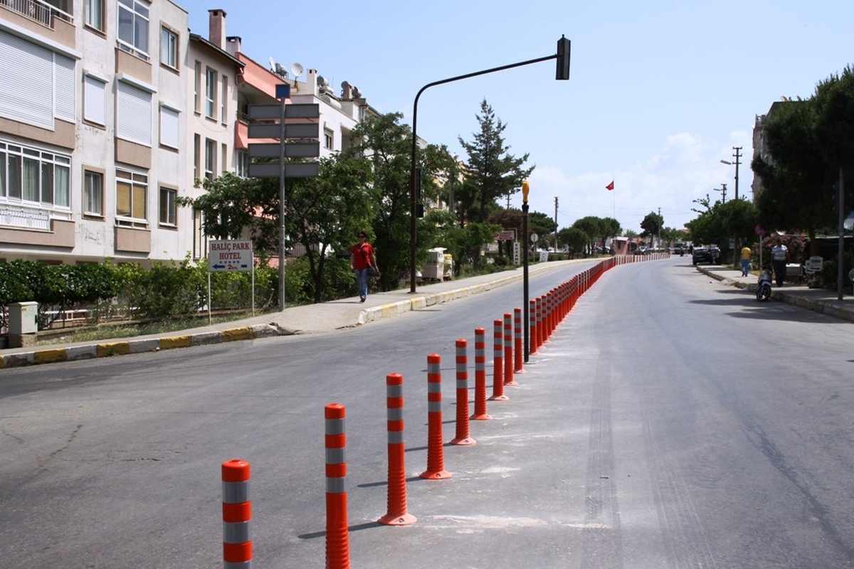 Ayvalık'taki Sorunlu Yol İkiye Bölündü