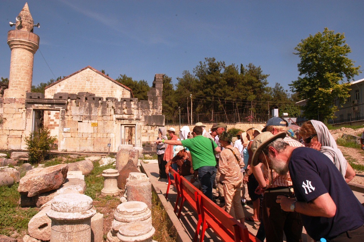 Belçikalı Turist Kafilesi Tarihi Alacami'yi Gezdi