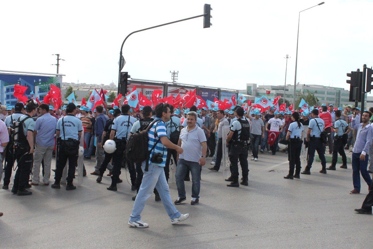 Bursa\'da Metal İşçileri Yol Kapattı
