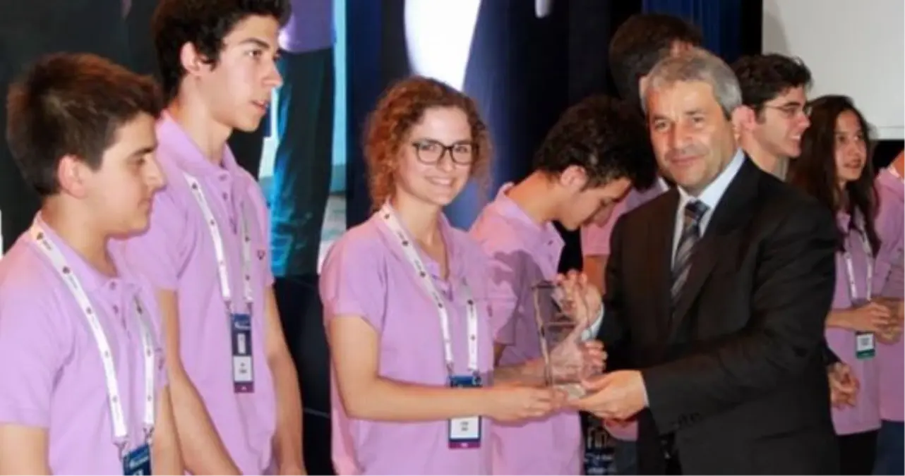 Elektrik Kesildi, Bakan Ergün Başarılı Öğrencileri Ödüllendirmekten Vazgeçmedi