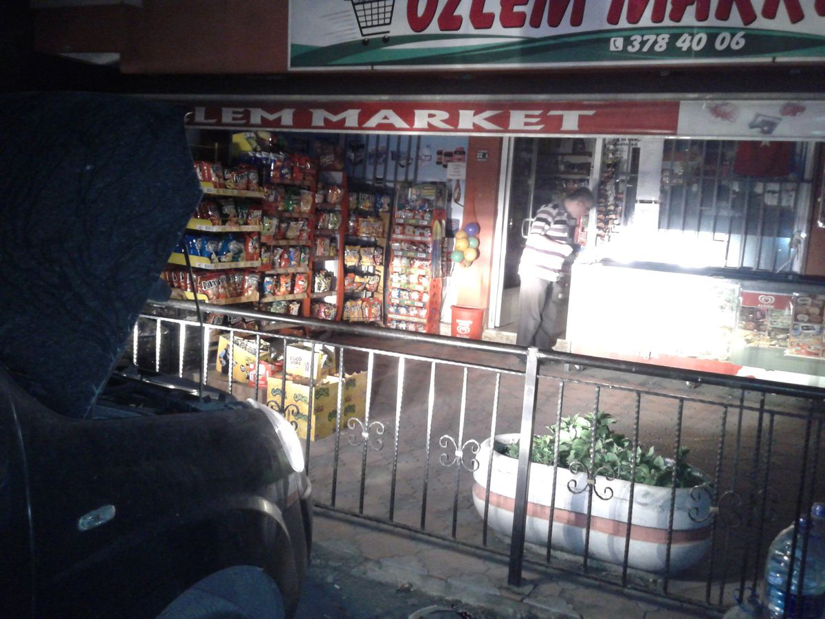 Elektrikler Kesilince Marketini Otomobil Farıyla Aydınlattı