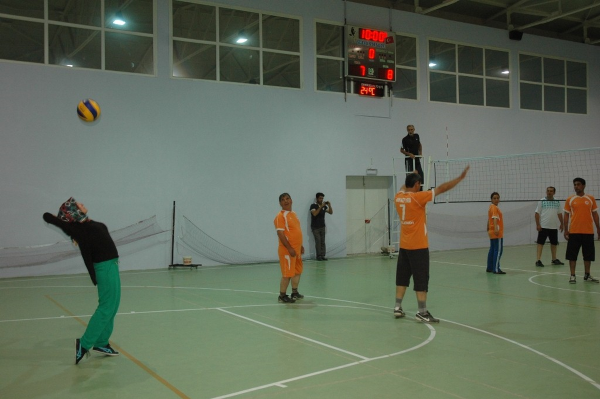 Erkeklerin İçinde 2 Kadın Voleybolcu