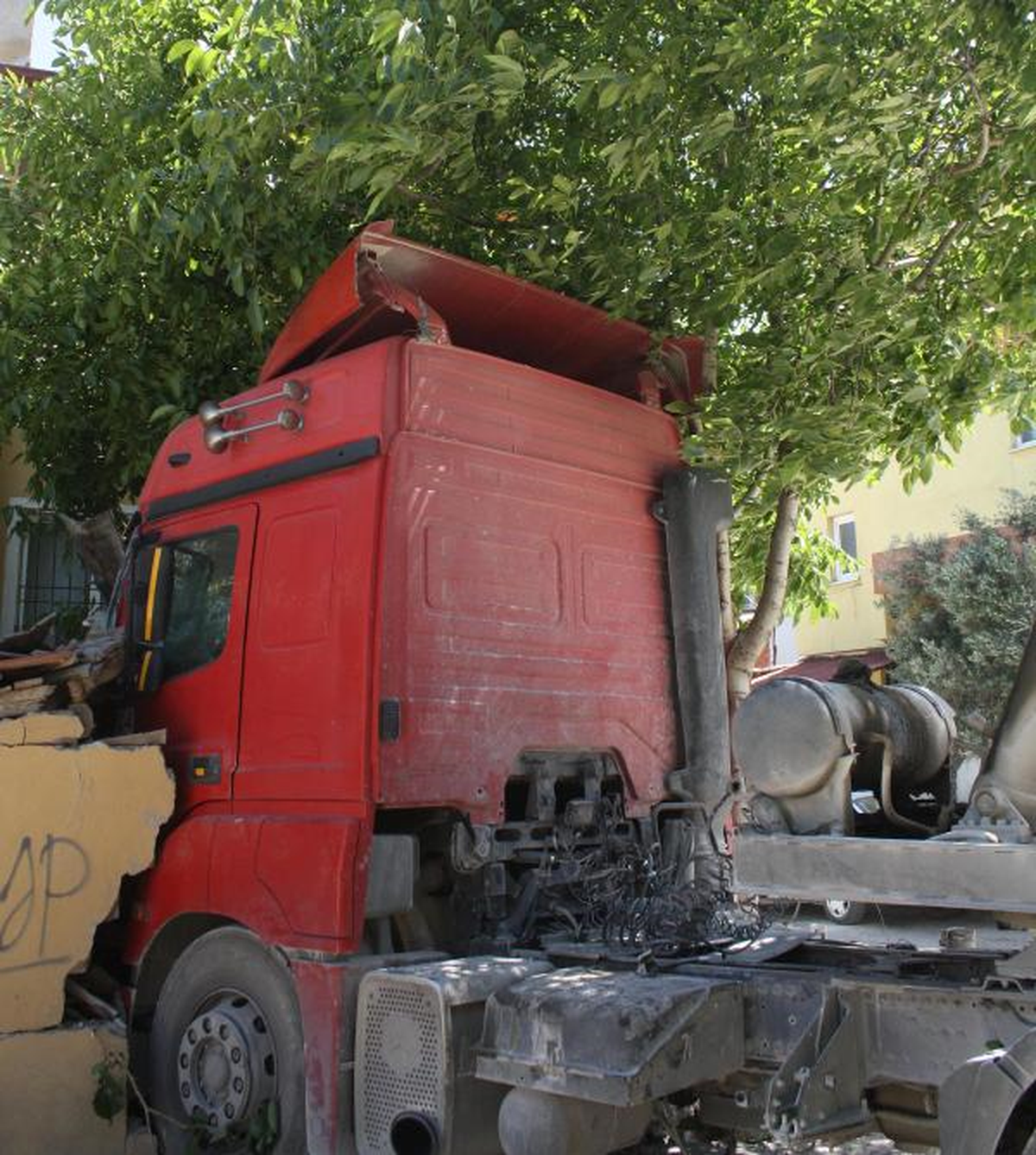 Freni Boşalan Tır, Evin Bahçesine Girdi
