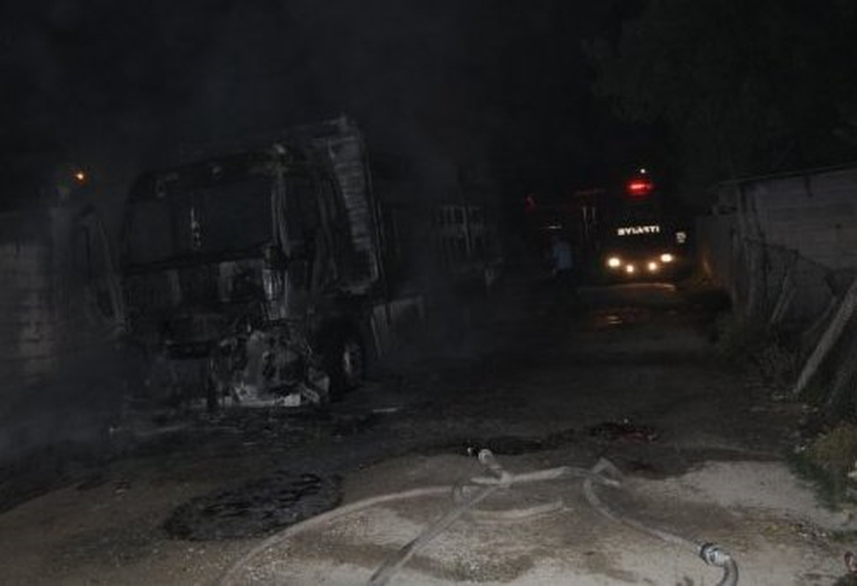 Gece Yarısı Tarsus\'u Korkutan Kamyon Yangını