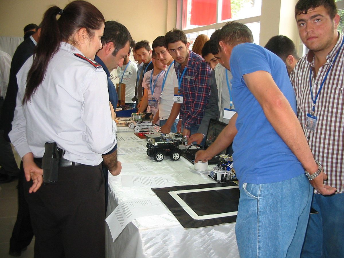 Gediz Meslek Yüksekokulu Öğrencileri Moda Tasarım ve Robot Sergisi Düzenledi