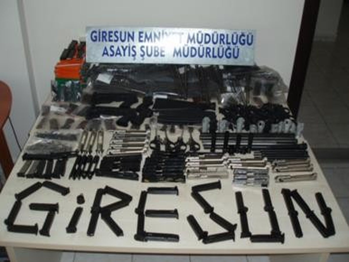 Giresun\'da Bir Araçtan Adeta Cephanelik Çıktı