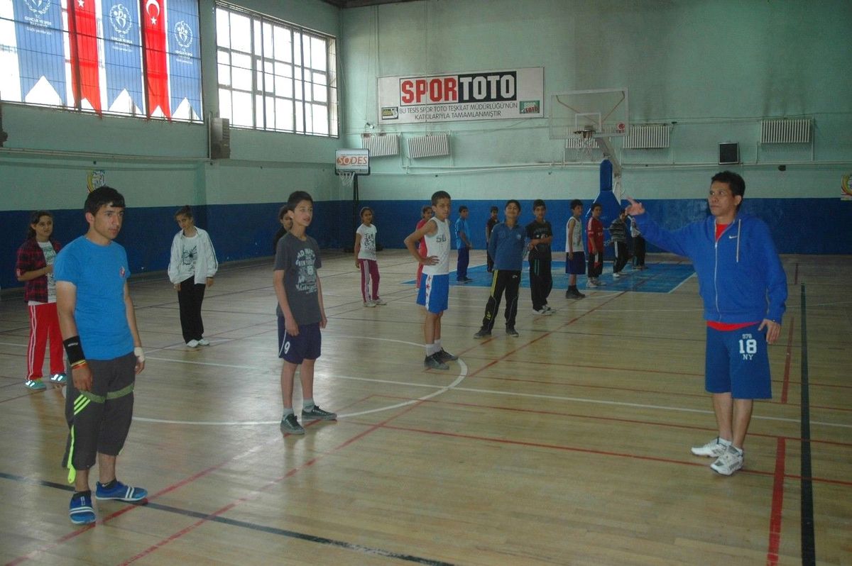 Hakkarili Çocuklara Badminton Eğitimi